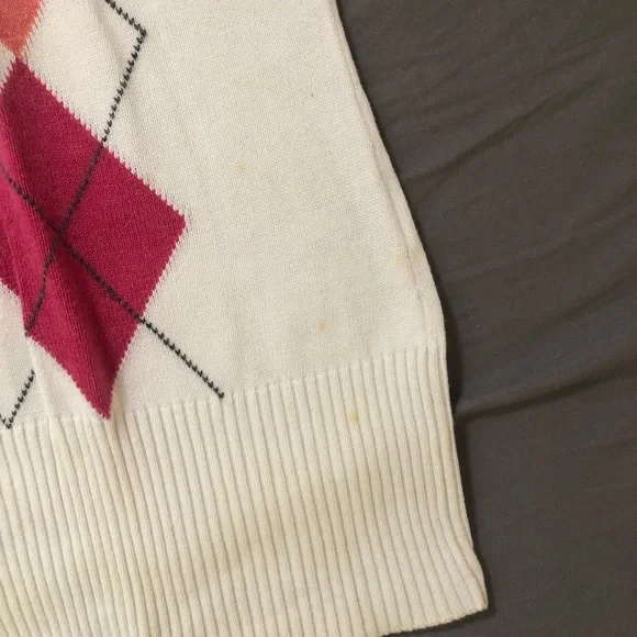 White knit vest with pink & coral geometric pattern - Picture 6 of 7